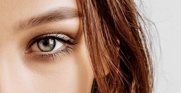 Vista Uma Bela Jovem Morena Olhos Femininos Verdes Com Maquiagem — Fotografia de Stock