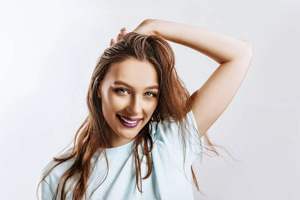 Piękne Słodkie Brunetka Dziewczyna Długimi Włosami Makijażem Moda Fioletowe Usta — Zdjęcie stockowe