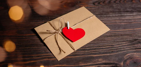 木製のテーブルの上にライト 愛とバレンタインの概念を背景にハートのラブレター — ストック写真