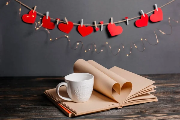 Herz Aus Buchblättern Mit Tasse Liebe Und Valentinskonzept Auf Einem — Stockfoto