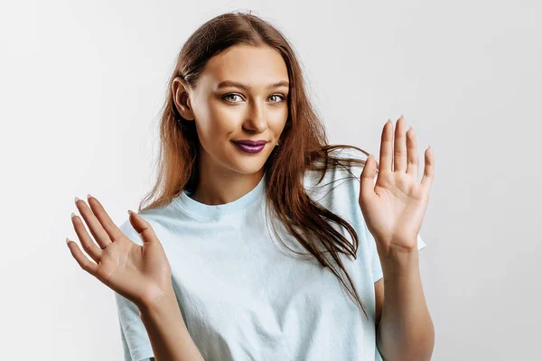 Blijf Staan Vrouw Steekt Haar Hand Naar Camera Het Model — Stockfoto