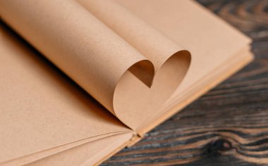 Ahşap bir masa üzerinde aşk, aşk ve sevgililer günü konseptinden yapılmış kalp.