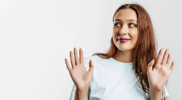 Halt Die Frau Hebt Die Hände Die Kamera Das Modell — Stockfoto