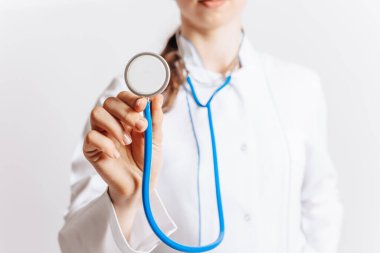 Beyaz arka planda steteskoplu bir doktor.