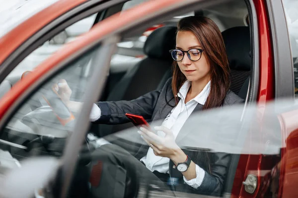 Chica Coche Detrás Del Volante Mira Teléfono Notificación Lee Mensaje — Foto de Stock