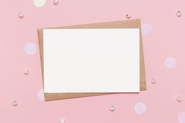 İzole edilmiş pembe arkaplan, aşk ve sevgililer günü konsepti üzerine notlu hediyeler