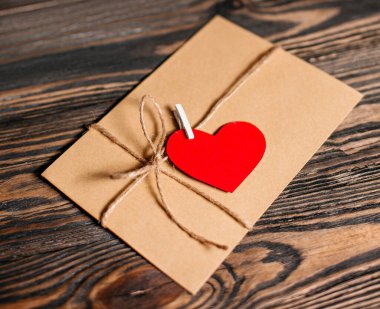 Bir aşk mektubu, arka planda ışıklar, aşk ve sevgililer günü konsepti olan ahşap bir masada.