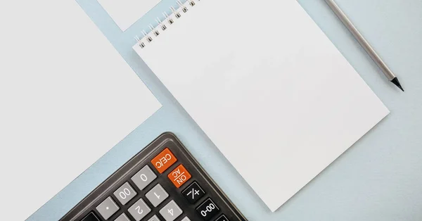 Bürokonzept Arbeitsbereich Mit Grafiken Taschenrechner Notizbuch Und Bleistift Kopierraum Weißer — Stockfoto
