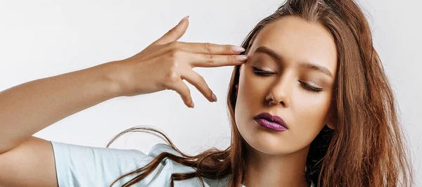 Una Ragazza Giovane Bella Imitazione Una Pistola Dalle Dita Donna — Foto Stock