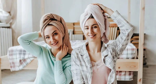 Two Girls Make Homemade Face Hair Beauty Masks Cucumbers Freshness — Stock Photo, Image