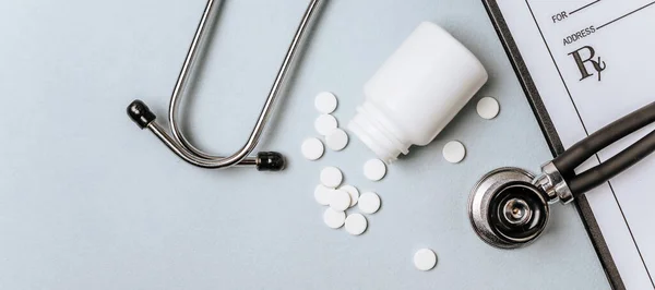 Witte Pillen Stethoscoop Recept Dokterstafel Medicijnconcept Onderzoek Naar Het Voorschrijven — Stockfoto