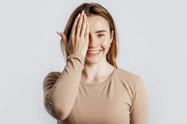 Jong Mooi Brunette Meisje Glimlacht Bedekt Helft Van Haar Gezicht — Stockfoto