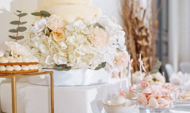 Şölende çikolata. Düğün masası şekerli, pastalı, pastalı, kekli, şekerli. Restoranda olay var.