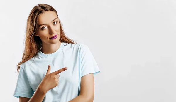 Retrato Una Chica Sonriente Apuntando Con Dedo Hacia Lado Sobre — Foto de Stock