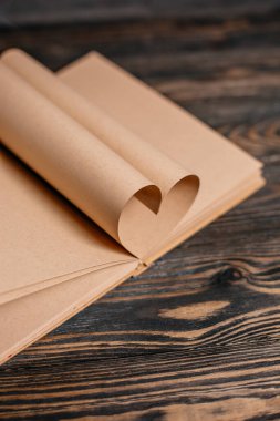 Ahşap bir masa üzerinde aşk, aşk ve sevgililer günü konseptinden yapılmış kalp.