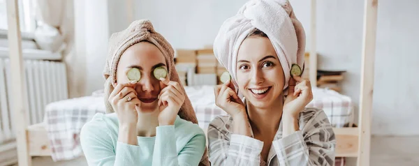 Two Girls Make Homemade Face Hair Beauty Masks Cucumbers Freshness — Stock Photo, Image