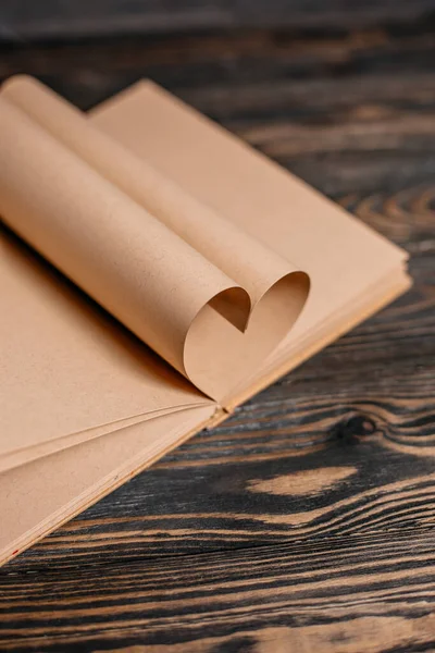 Ahşap bir masa üzerinde aşk, aşk ve sevgililer günü konseptinden yapılmış kalp.