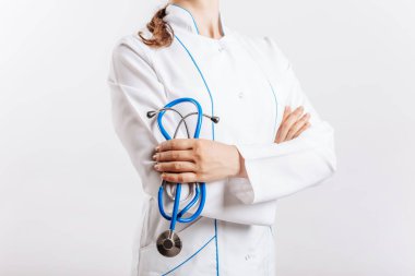 Beyaz arka planda steteskoplu bir doktor.