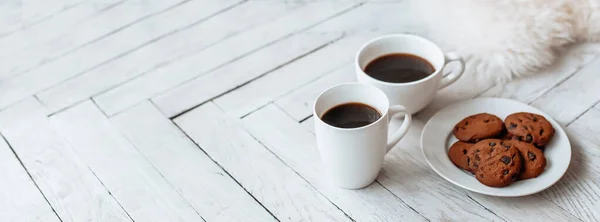 Pequeno Almoço Manhã Duas Xícaras Brancas Biscoitos Café Chocolate Ficam — Fotografia de Stock