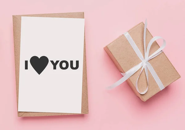 Geschenke Mit Zettel Auf Isoliertem Rosa Hintergrund Liebe Und Valentinskonzept — Stockfoto