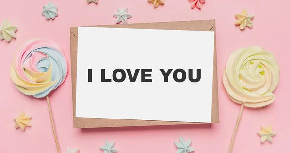 お菓子 愛とバレンタインのコンセプトと隔離されたピンクの背景にメモの手紙とギフト私はあなたを愛しています — ストック写真