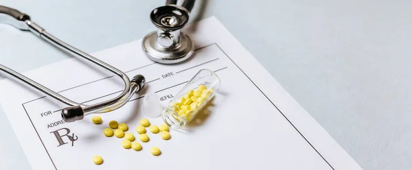Conceito Médico Pílulas Amarelas Com Estetoscópio Pílulas Bloco Notas Prescrição — Fotografia de Stock