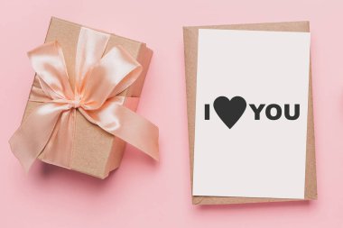 İzole edilmiş pembe arkaplan, aşk ve sevgililer günü mesajı içeren mektuplar. Seni seviyorum.