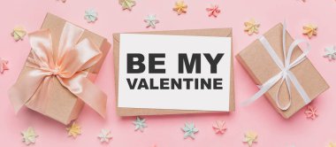 Tatlı, aşk ve sevgililer günü mesajı içeren pembe arkaplanlı not mektupları sevgilim olsun.