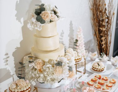 Şölende çikolata. Düğün masası şekerli, pastalı, pastalı, kekli, şekerli. Restoranda olay var.