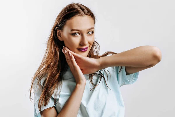 Una Hermosa Joven Sonríe Sueña Sostiene Sus Manos Cerca Cara —  Fotos de Stock