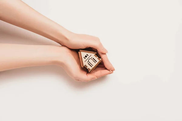 Рука Тримає Мініатюрну Модель Будинку Білому Тлі Інвестиції Нерухомість Будинок — стокове фото