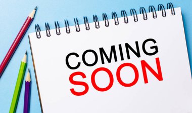 Kısa bir süre sonra mavi arka planda kalemler olan beyaz bir not defterine mesaj geliyor. İş konsepti