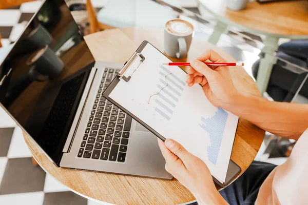 Biznes Sprawdza Informacje Wykresach Biurze Pobliżu Laptopa — Zdjęcie stockowe