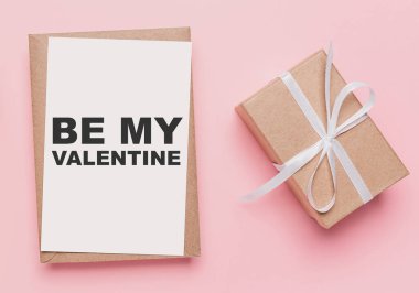 İzole edilmiş pembe arka plan, aşk ve sevgililer günü mesajı içeren mektuplar sevgilimdir.