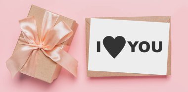 İzole edilmiş pembe arkaplan, aşk ve sevgililer günü mesajı içeren mektuplar. Seni seviyorum.