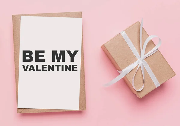 Geschenke Mit Notizbrief Auf Isoliertem Rosa Hintergrund Liebe Und Valentinskonzept — Stockfoto