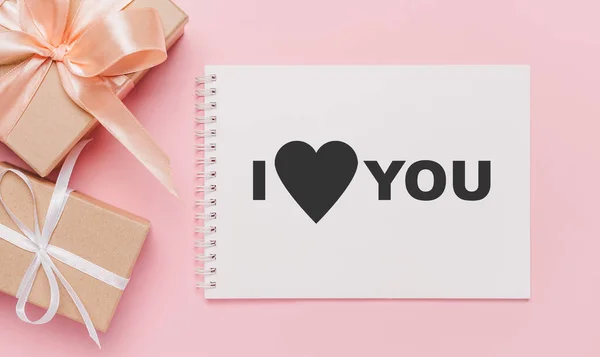 Geschenken Met Nota Brief Geïsoleerde Roze Achtergrond Liefde Valentijn Concept — Stockfoto