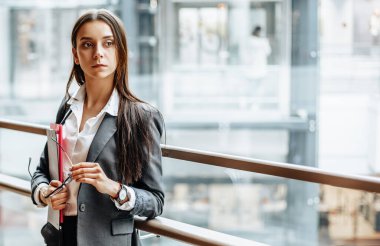 İş için evrakları olan bir iş kadını. Dosyaları olan öğrenci bir kız. Bir memur bilgi toplayacak..