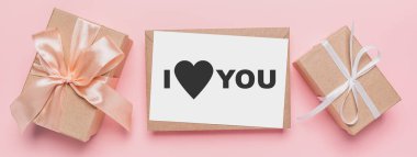 İzole edilmiş pembe arkaplan, aşk ve sevgililer günü mesajı içeren mektuplar. Seni seviyorum.