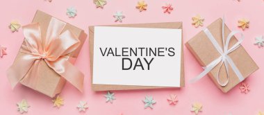 Ayrıcalıklı pembe arkaplanlı hediyeler, tatlı, aşk ve sevgililer günü metinli sevgililer günü konsepti.