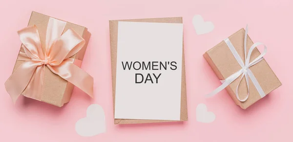 孤立したピンクの背景 愛とバレンタインコンセプトのメモの手紙とギフトテキスト女性の日 — ストック写真