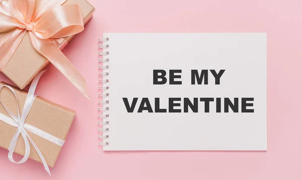 Cadeaus Met Nota Brief Geïsoleerde Roze Achtergrond Liefde Valentijn Concept — Stockfoto