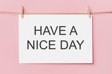 Pembe arkaplandaki ipin üzerindeki raptiye, aşk ve sevgililer günü konsepti metinde iyi günler dilerim.