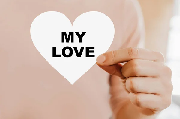 Egy Férfi Aki Egy Szív Alakú Szerelmi Kártyát Tart Szerelmével — Stock Fotó