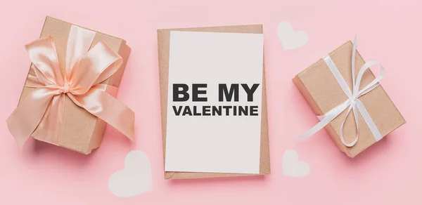 Cadeaus Met Nota Brief Geïsoleerde Roze Achtergrond Liefde Valentijn Concept — Stockfoto