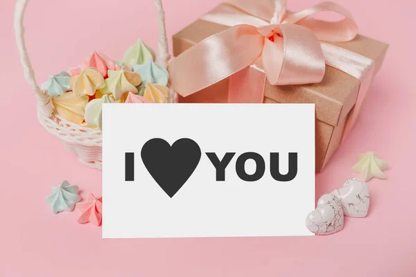 Geschenke Mit Zettel Auf Isoliertem Rosa Hintergrund Mit Süßigkeiten Liebe — Stockfoto