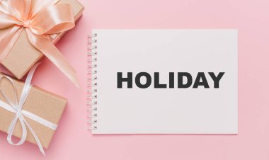 İzole edilmiş pembe arkaplan, aşk ve sevgililer günü mesajı ile ilgili notlu hediyeler.