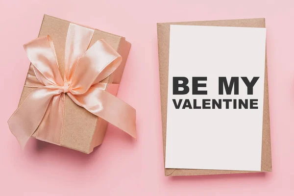 Cadeaus Met Nota Brief Geïsoleerde Roze Achtergrond Liefde Valentijn Concept — Stockfoto