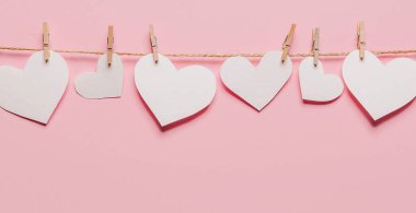 İzole edilmiş pembe arka planda beyaz kalp iğnesi, aşk ve sevgililer günü konsepti