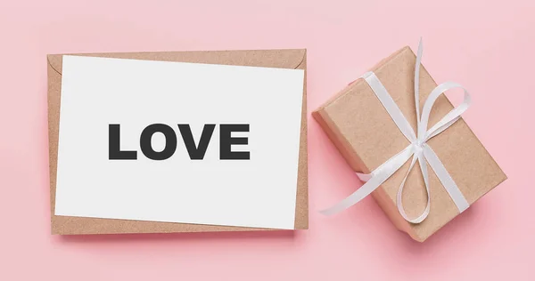 Cadeaus Met Nota Brief Geïsoleerde Roze Achtergrond Liefde Valentijn Concept — Stockfoto